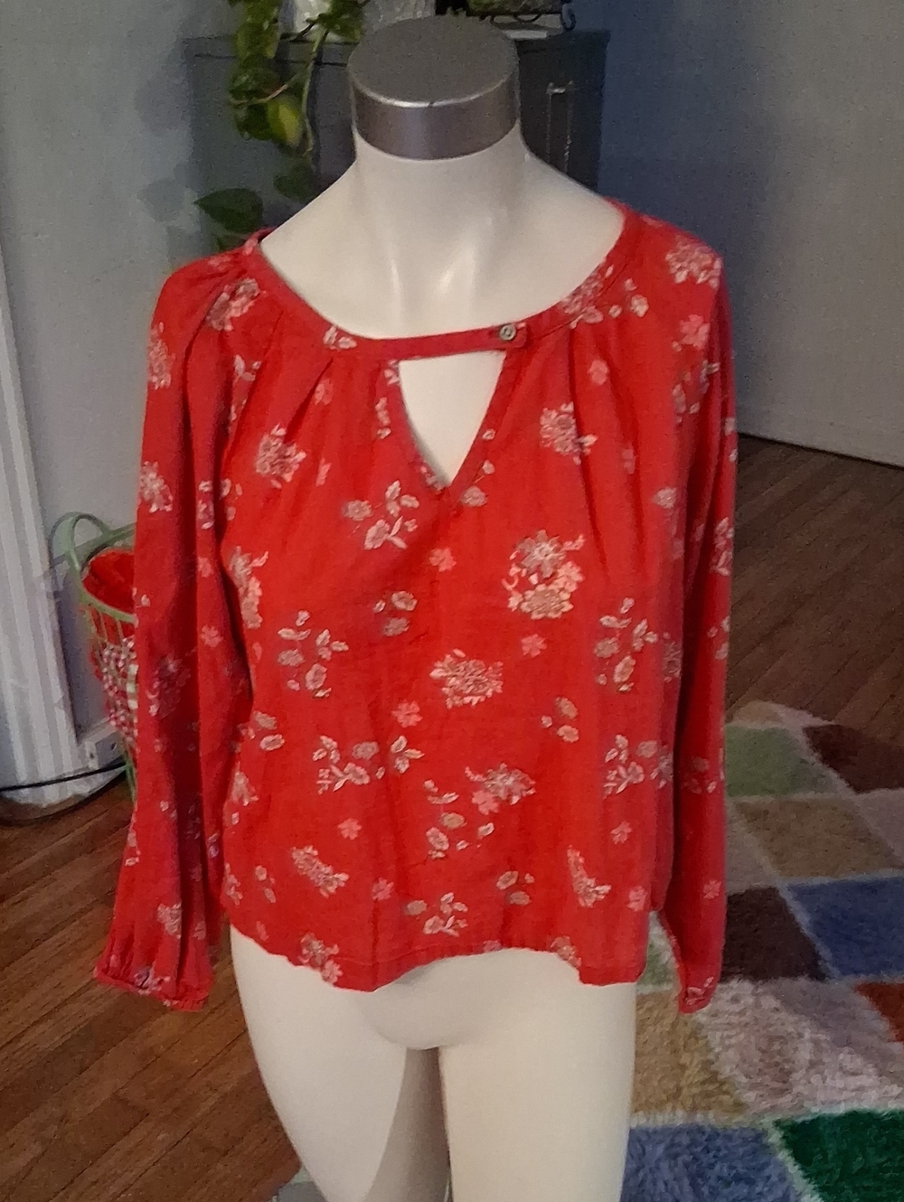 Universal Thread Coral Red Floral Keyhole Peasant Blouse